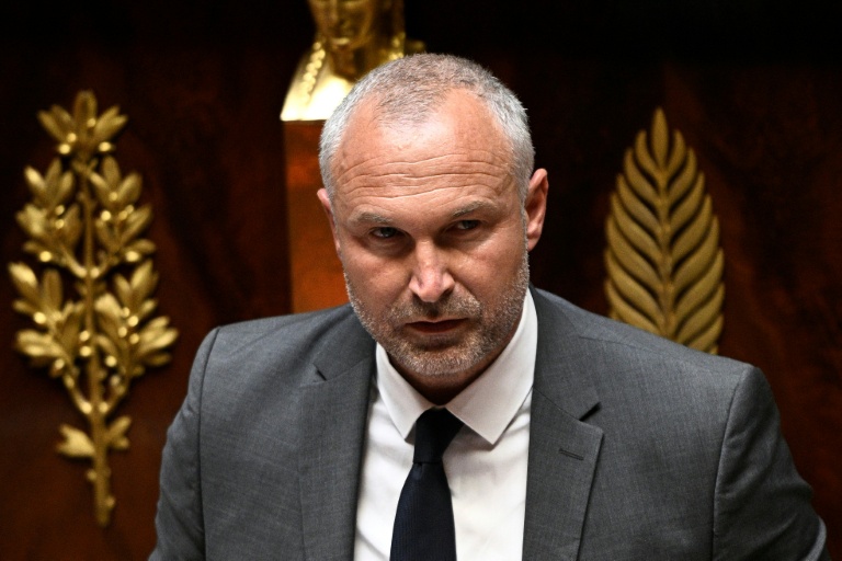 Le président du groupe des députés Liot Laurent Panifous prononce un discours à l'Assemblée nationale, à Paris, le 1er juillet 2025