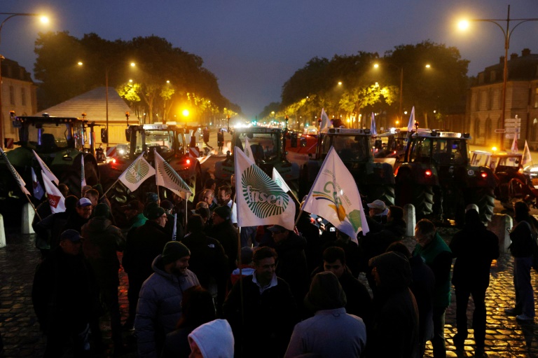 Des agriculteurs manifestent devant le château de Versailles, répondant à l'appel de mobilisation nationale contre le projet d'accord commercial Mercosur, lancé par la première alliance syndicale agricole FNSEA-Jeunes Agriculteurs, le 26 septembre 2025