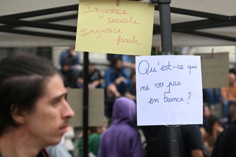 Un manifestant passe place Graslin à Nantes lors d'une manifestation dans le cadre du mouvement de protestation « Bloquons tout », le 10 septembre 2025