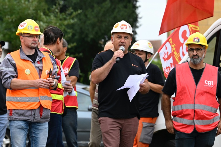 le secrétaire CGT du comité social et économique (CSE), Yann Amadoro (c) fait une déclaration à l'issue d'une marche citoyenne en soutien aux salariés de l'usine de l'aciériste NovAsco à Hagondange, le 4 septembre 2025 en Moselle