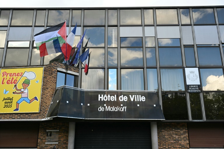 Le drapeau palestinien sur la mairie de Malakoff, dans les Hauts-de-Seine, le 21 septembre 2025