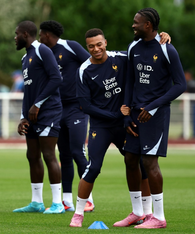 Kylian Mbappé (au centre) plaisante avec Marcus Thuram (à droite) lors d'un entraînement à Clairefontaine-en-Yvelines au sud-ouest de Paris le 7 septembre 2025