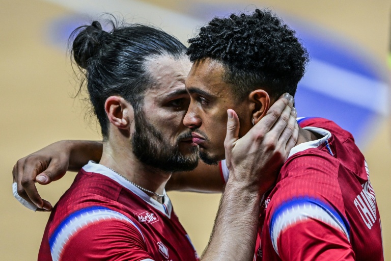Antoine Brizard (g) et Barthélémy Chinenyeze après la défaite de la France contre l'Argentine synonyme d'élimination du Mondial de volley, le 18 septembre 2025 à Quezon City