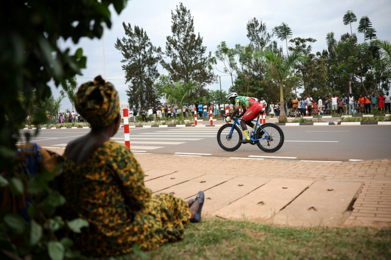 Le Malien Tiemoko Diallo lors du contre-la-montre espoirs des Championnats du monde de cyclisme sur route le 22 septembre 2025 à Kigali