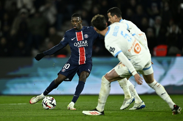 Ousmane Dembélé balle au pied lors d'un classique entre le PSG et l'OM, le 16 mars 2025 au Parc des Princes