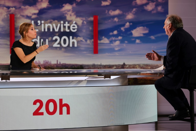 Le Premier ministre français François Bayrou (droite) s'exprime sur le plateau de télévision lors d'une interview avec la journaliste française Léa Salamé lors du JT du soir de la chaîne française France 2, à Paris, le 4 septembre 2025