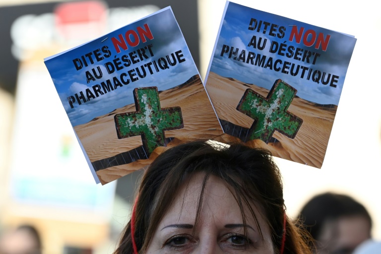 Manifestation au Mans le 18 septembre 2025 dans le cadre d'un mouvement national pour protester contre la décision du gouvernement, depuis suspendue, de réduire le plafond des remises sur les génériques