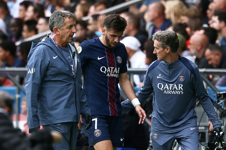 La sortie sur blessure  de l'attaquant du PSG Khvicha Kvaratskhelia, face à Lens , le 14 septembre 2025 au Parc des Princes