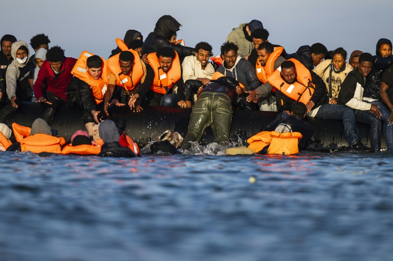 Des migrants montent à bord d'un bateau de passeurs pour tenter de traverser la Manche, au large de Gravelines, le 27 septembre 2025 dans le Nord