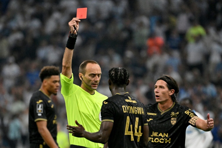 Le défenseur lorientais Darlin Yongwa est exclu contre l'Olympique de Marseille le 12 septembre, 2025 au stade Velodrome