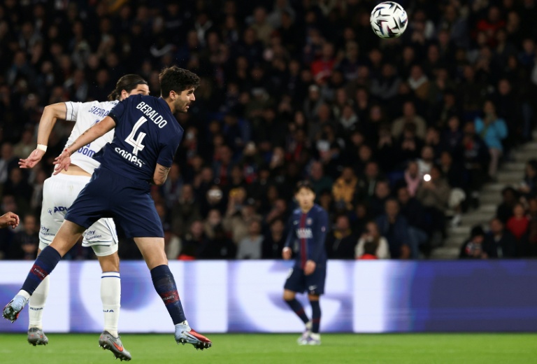 Le défenseur du Paris Saint-Germain Lucas Beraldo (à droite) marque le deuxième but de son équipe contre Auxerre, le samedi 27 septembre 2025 au Parc des Princes