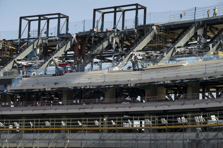 Des ouvriers travaillent sur le chantier de rénovation du Camp Nou, le stade du FC Barcelone, le 23 septembre 2025