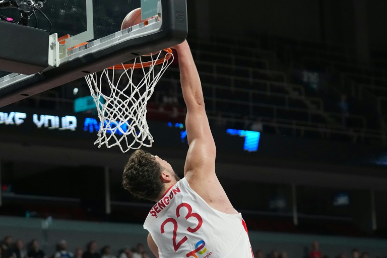 Alperen Sengun (Turquie) lors du quart de finale de l'Euro contre la Pologne, à Riga le 9 septembre 2025.
