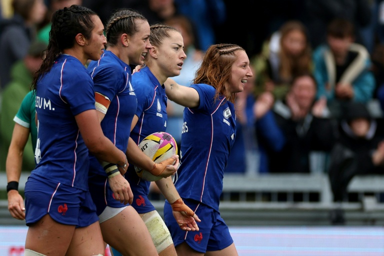 L'ailière française Joanna Grisez (balle en main) félicitée par ses coéquipières après son essai contre l'Irlande à Exeter, le 14 septembre 2025
