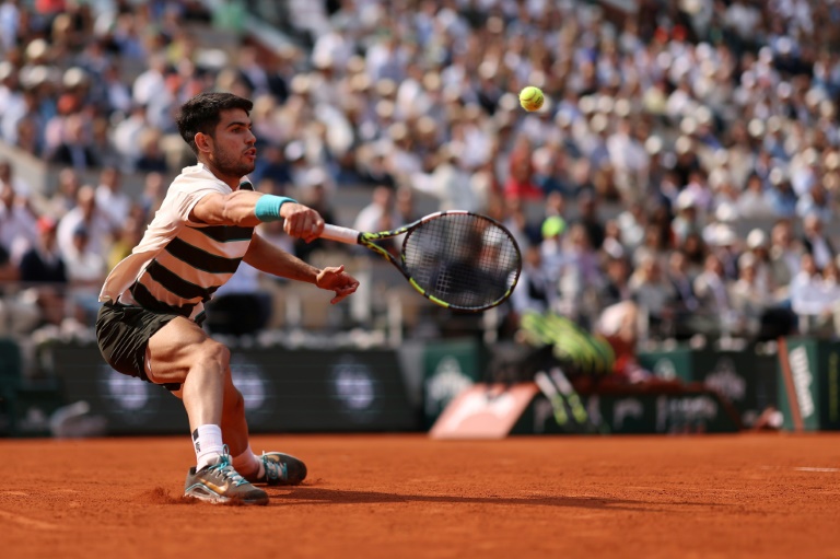 Carlos Alcaraz lors de sa victoire face au N.1 mondial italien Jannik Sinner en finale du tournoi de Roland-Garros le 8 juin 2025