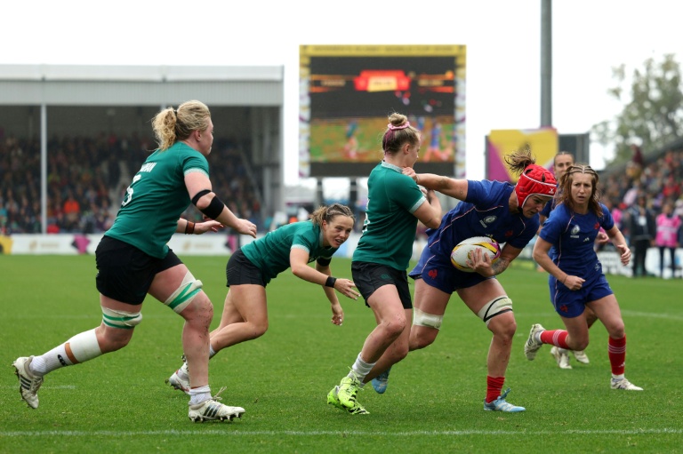 La N.8 française Charlotte Escudero raffute au cours du quart de finale du Mondial contre l'Irlande le 14 septembre 2025 à Exeter en Angleterre