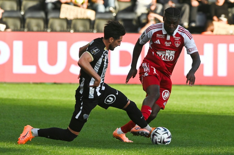 Florent Hanin (à gauche) et Junior Dina-Ebimbe (à droite) s'affrontent lors du match de L1 entre le SCO Angers et le Stade Brestois, le 28 septembre 2025