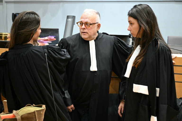Philippe Pressecq (au centre), avocat d'une des cousines de Delphine Jubillar, au palais de justice d'Albi, le 23 septembre 2025