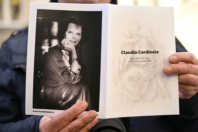 Livret des funérailles de l'actrice franco-italienne Claudia Cardinale à l'église Saint-Roch à Paris le 30 septembre 2025