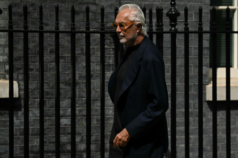 Le patron de l'écurie Alpine de Formule 1, l'Italien Flavio Briatore, arrive pour participer à une réception célébrant les 75 ans du championnat du monde de F1 à la résidence du Premier ministre britannique Keir Starmer à Londres le 2 juillet 2025.