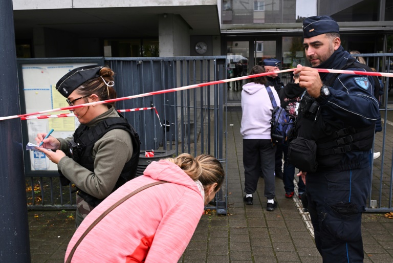 Les élèves entrent dans le collège Robert Schuman à Benfeld, le 24 septembre 2025
