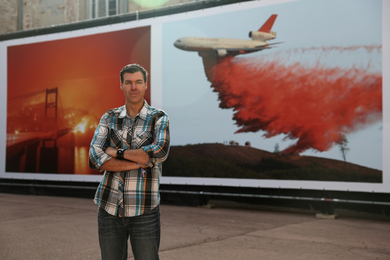 Le photographe américain de l'AFP Josh Edelson devant ses photos lors du festival Visa pour l'Image à Perpignan, le 2 septembre 2025