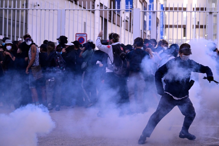 Des manifestants tentent de bloquer une route à Marseille, lors d'une journée de grève et de mobilisation, le 18 septembre 2025