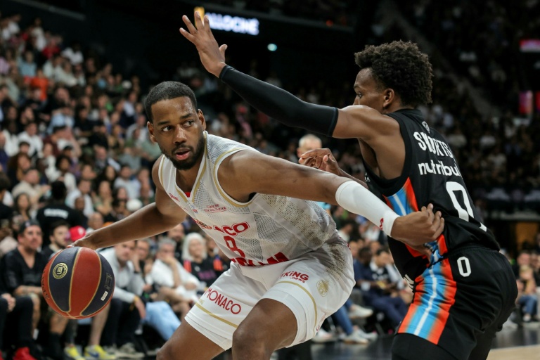 Loyd Jordan, avec Monaco, est marqué par T.J. Shorts, le meneur de Paris Basketball, en finale du championnat de France, le 24 mai 2025 à l'Addidas Arena