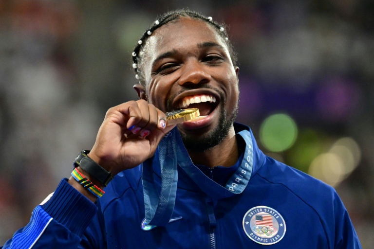 Noah Lyles avec sa médaille d'or autour du cou, à Paris, le 5 août 2024