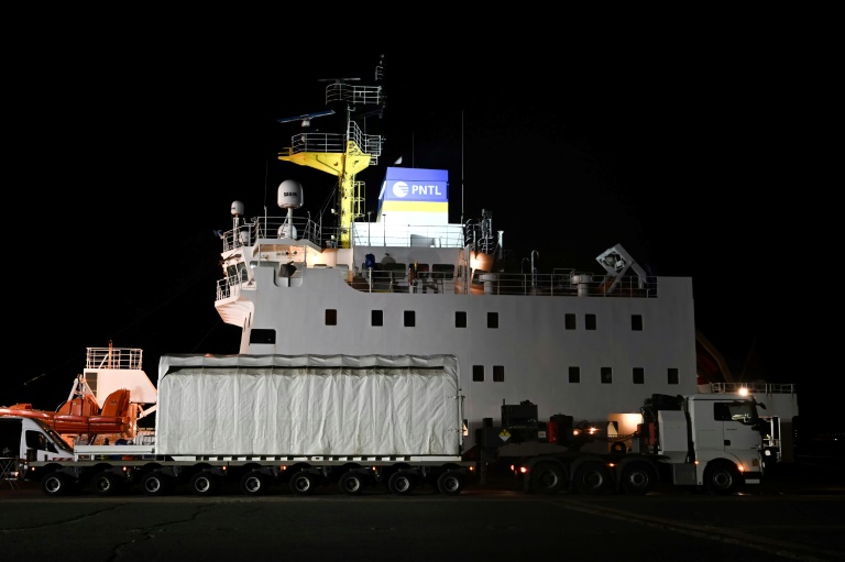 Une cargaison de combustible nucléaire MOX chargée dans la nuit du 5 au 6 septembre 2025 sur un navire spécialisé au port de Cherbourg, dans La Manche