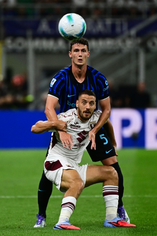 Benjamin Pavard avec les couleurs de l'Inter Milan en action en Serie A contre Turin le 25 août 2025 au stade San Siro de Milan en Italie