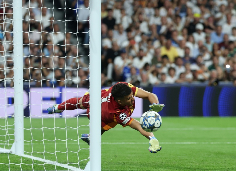 Le gardien de but argentin de l'OM, Geronimo Rulli, qui encaisse un pénatly de Kylian Mbappé lors du match de Ligue des champions entre Marseille et le Real Madrid au stade Santiago Bernabeu le 16 septembre 2025.