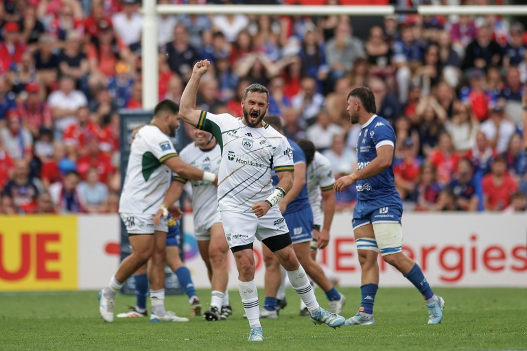L'ouvreur de Montauban Jérôme Bosviel célèbre après avoir inscrit un drop en finale de Pro D2 contre Grenoble au stade Ernest Wallon de Toulouse, le 7 juin 2025