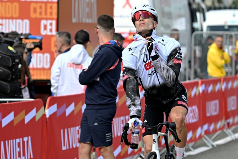L'Espagnol Juan Ayuso après l'arrivée de la 10e étape du Tour d'Espagne, à Isaba, le 2 septembre 2025