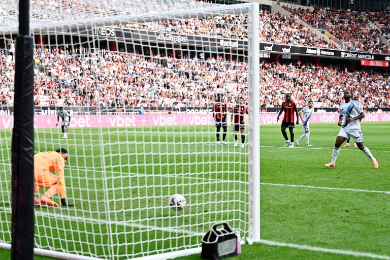 L'attaquant ivoirien du Paris FC Jean-Philippe Krasso marque le premier but de son équipe sur penalty contre l'OGC Nice à l'Allianz Riviera, le 28 septembre 2025