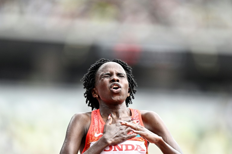 L'émotion de la Kényane Peres Jepchirchir, après sa victoire sur le marathon des championnats du monde d'athlétisme à Tokyo, le 14 septembre 2025
