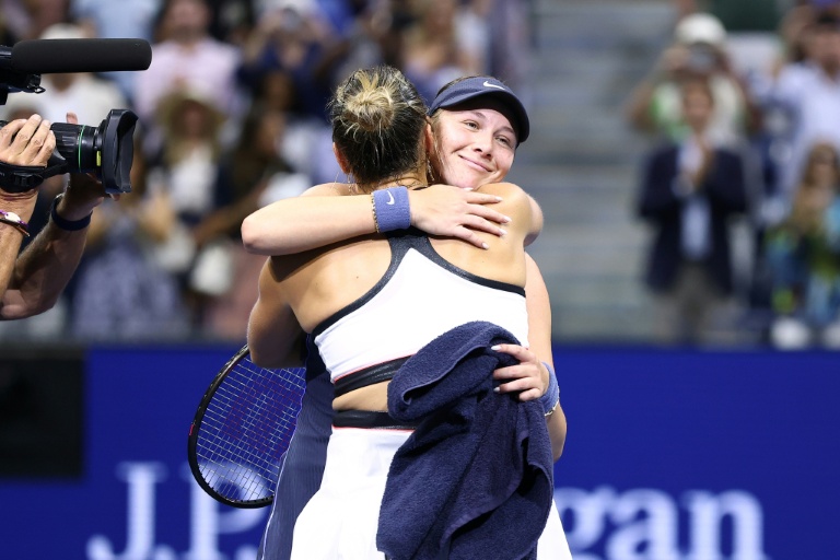 La Bélarusse Aryna Sabalenka (de dos) et l'Américaine Amanda Anisimova se félicitent après la finale de l'US Open remportée par Sabalenka, le 6 septembre 2025 à New York