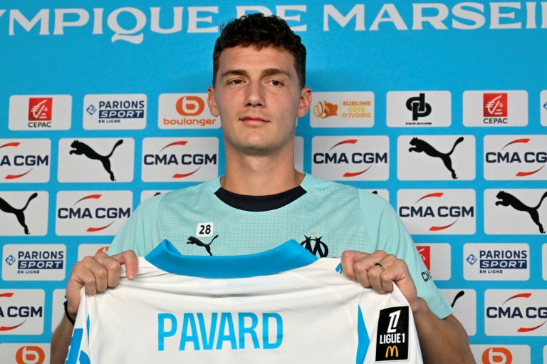 Le défenseur français Benjamin Pavard, récemment recruté par l'Olympique de Marseille, pose avec son maillot lors de sa présentation officielle au centre d'entraînement du club à Marseille, le 11 septembre 2025.