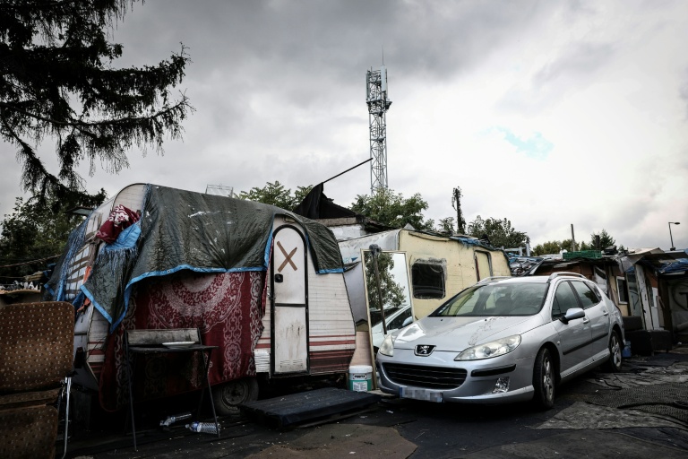 Cette photographie prise le 26 septembre 2025 montre de vieilles caravanes dans un bidonville de Stains, près de Paris