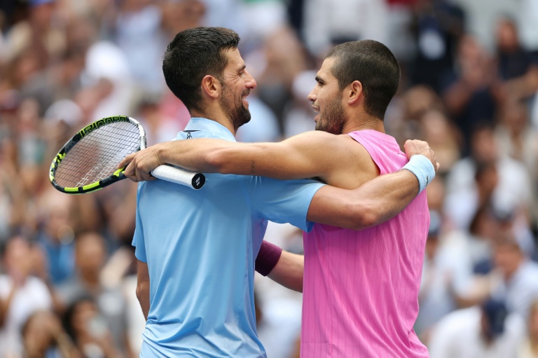 Accolade entre Carlos Alcaraz et Novak Djokovic à l'issue de leur match en demi-finale de l'US Open, le 5 septembre 2025 à Flushing Meadows