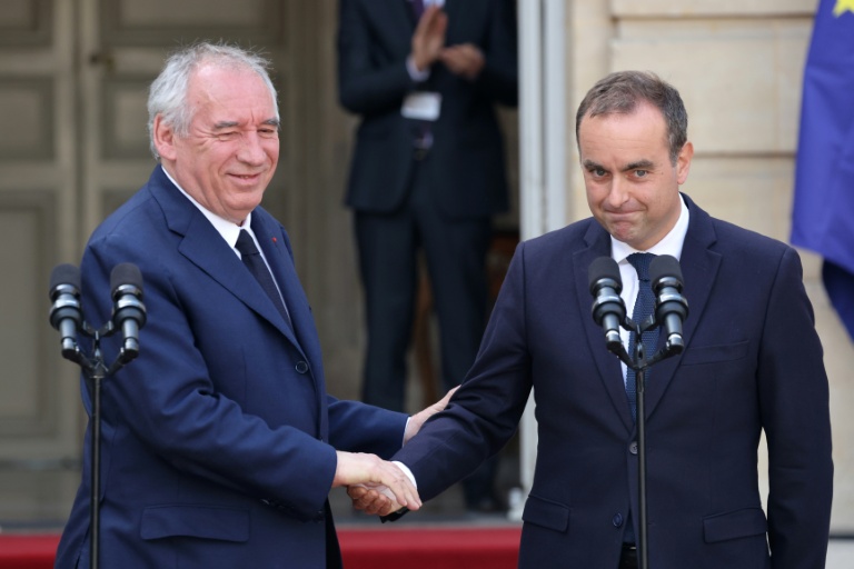 Passation de pouvoir entre François Bayrou (G) et Sébastien Lecornu (D), nouveau Premier ministre, le 10 septembre 2025
