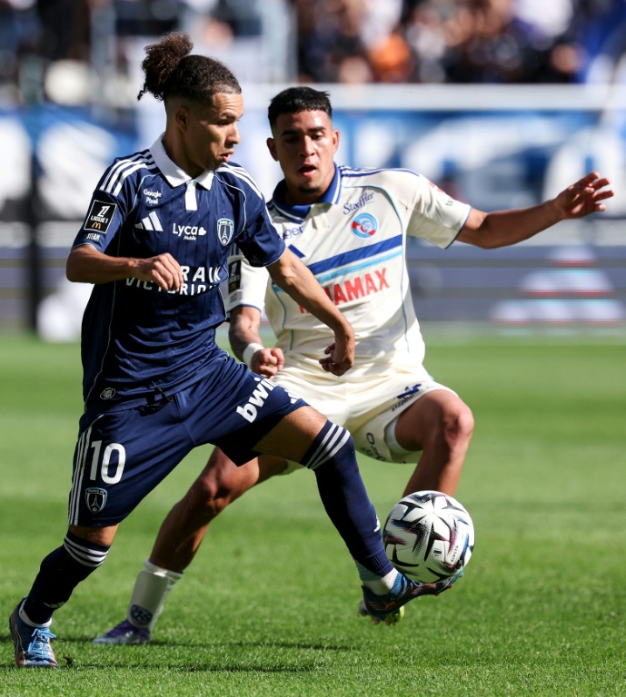 Le milieu du club de football du RC Strasbourg Alsace Kendry Paez (à droite) avec le joueur du Paris FC Ilan Kebbal (à gauche)lors du match de championnat de France de Ligue 1 entre les deux équipes au stade Jean-Bouin à Paris le 21 septembre 2025.