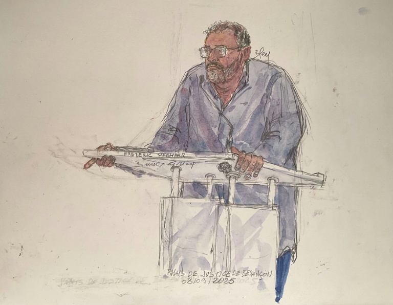 Croquis d'audience montrant l'ex-anesthésiste Frédéric Péchier à son procès à la cour d'assises de Besançon, le 8 septembre 2025