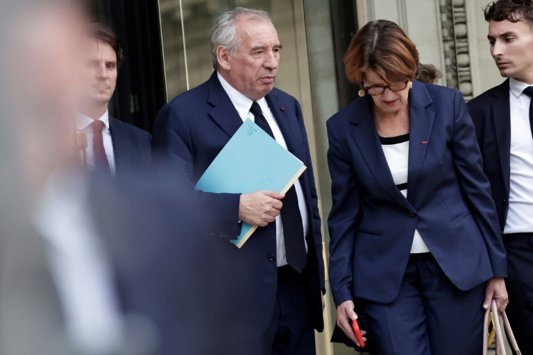 Le Premier ministre François Bayrou (c) à la sortie de l'Assemblée nationale après le résultat du vote de confiance, le 8 septembre 2025 à Paris