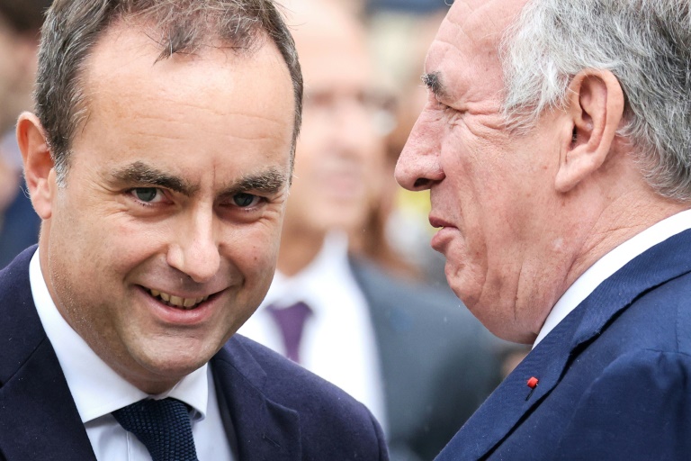 Sébastien Lecornu (G) et François Bayrou (D) à Matignon le 10 septembre 2025