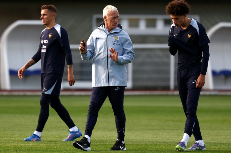 Maghnes Akliouche (à droite) en discussion avec Didier Deschamps lors du rassemblement de l'équipe de France, le 2 septembre 2025 à Clairefontaine-en-Yvelines.