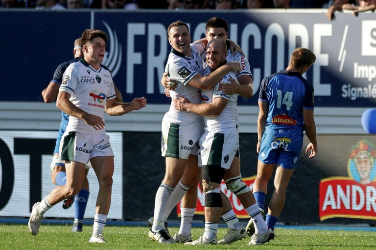 Les joueurs de Pau qui célèbrent leur victoire face au Castres Olympique au stade Pierre Fabre à Castres, le 6 septembre 2025.