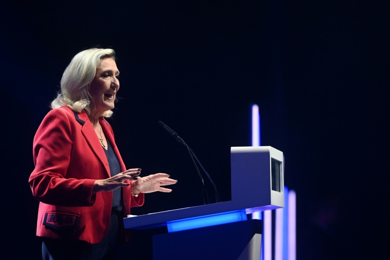 La dirigeante du RN, Marine Le Pen, prononce un discours à Bordeaux, dans le sud-ouest de la France, le 14 septembre 2025