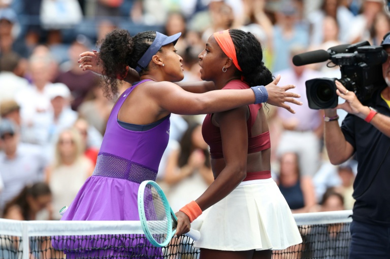 Accolade entre Naomi Osaka et Coco Gauff après leur opposition en 8e de finale de l'US Open, le 1er septembre 2025 à Flushing Meadows