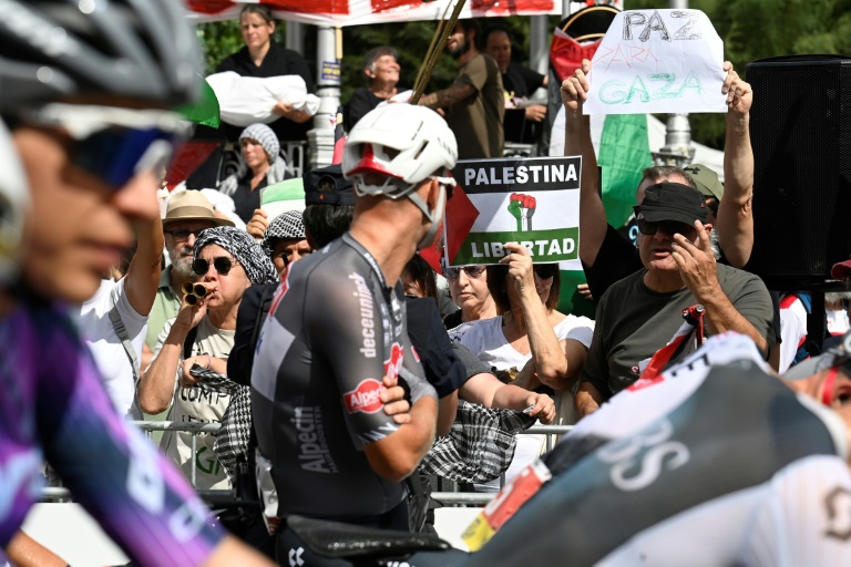 Des militants propalestiniens manifestent au départ de la 15e étape du Tour d'Espagne, à Veiga/Vegadeo le 7 septembre 2025